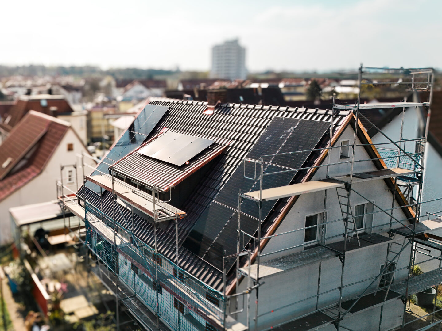 Haus mit Gerüst und neuer PV-Anlage