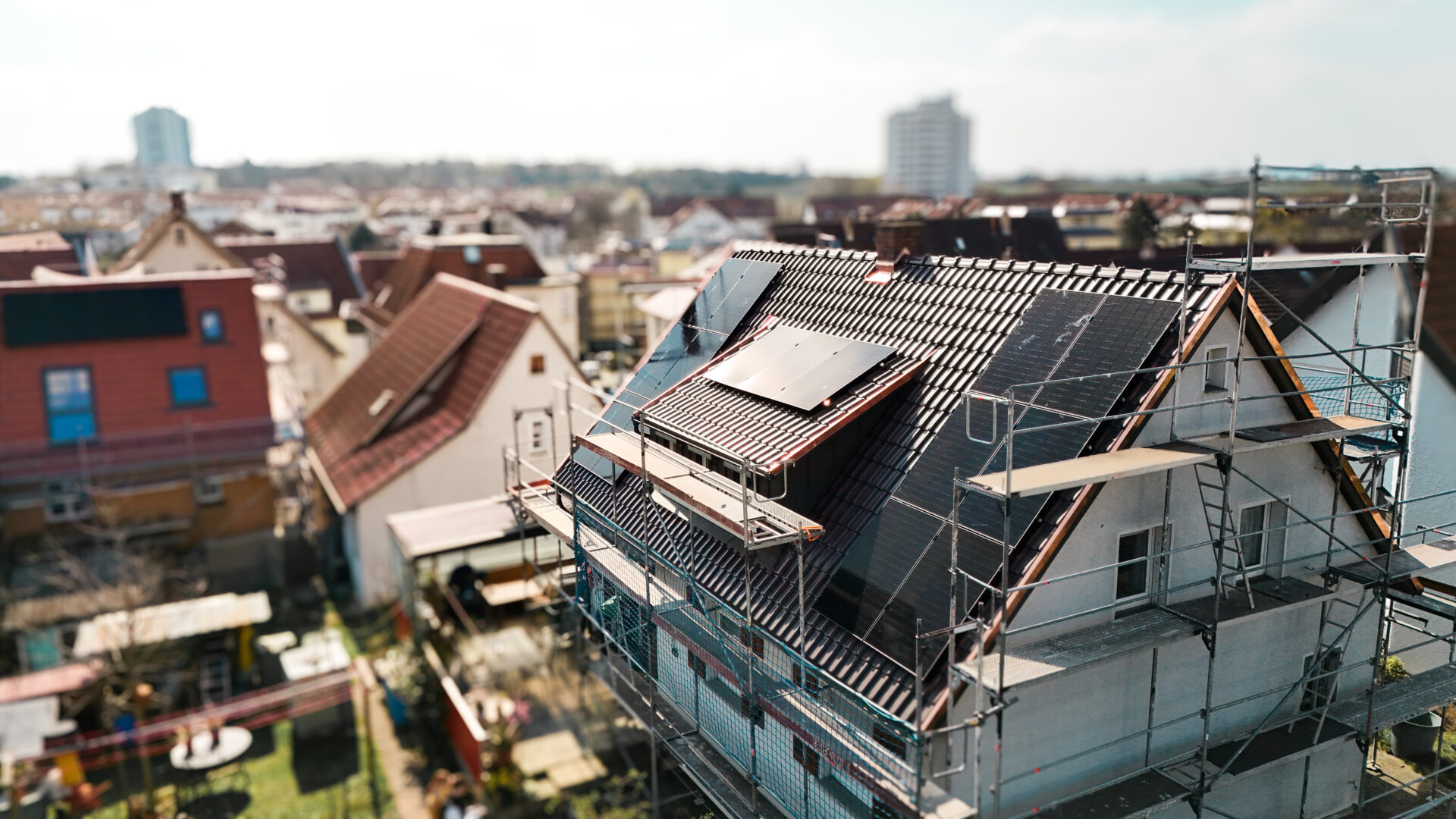 Haus mit Gerüst und neuer PV-Anlage