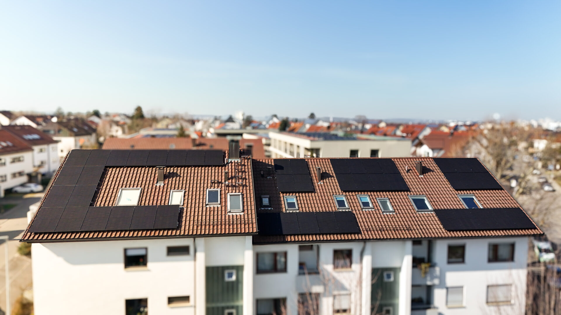 Gebäude mit Wohnungen und einer PV-Anlage
