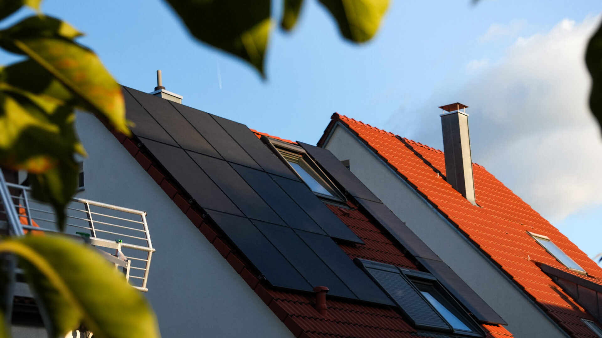 Haus mit PV-Anlage bei strahlender Sonne