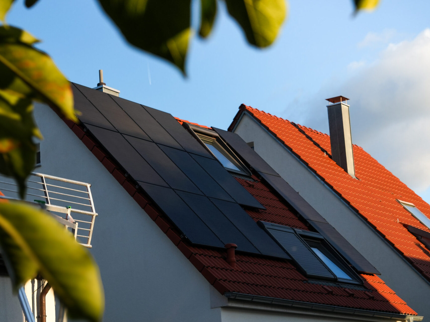 Haus mit PV-Anlage bei strahlender Sonne