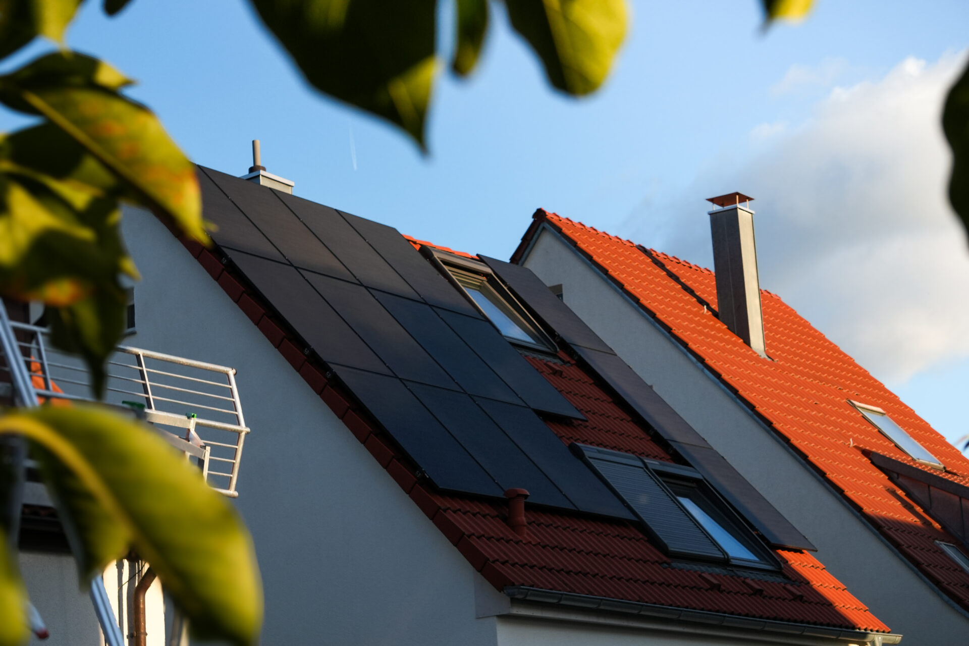 Haus mit PV-Anlage bei strahlender Sonne