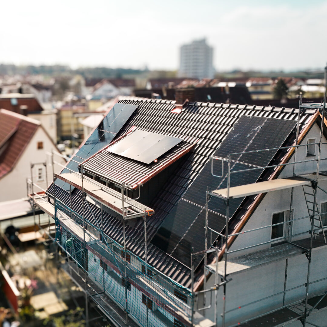 Haus mit Gerüst und neuer PV-Anlage