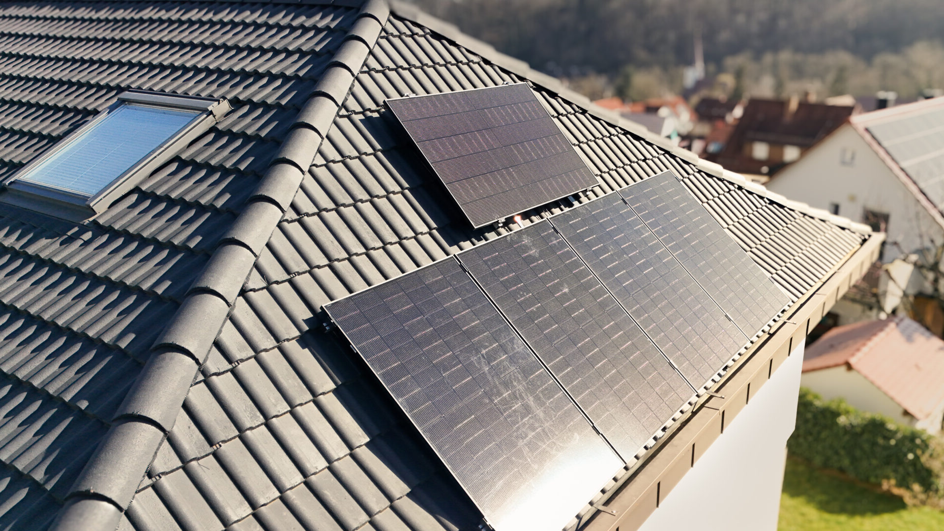 Vier PV-Module Nahaufnahme Hausdach